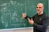 Professor David Mota forsker på teoretisk kosmologi.