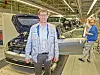Holger Hollmann er produksjonleder. Han venter ikke store vanskeligheter når forbrenningsmtoren forsvinner fra produksjonslinjene. – Den største produksjonsmessige utfordringen blir nok bilens nettverk og det store antallet sensorer, sier han. Foto: Joachim Seehusen