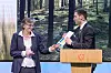Direktør Ellen Hambro i Miljødirektoratet overrekker den nye rapporten om klimatiltak i Norge til klima- og miljøminister Andreas Bjelland Eriksen.