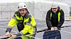 Holder det med en klemme og en skinne i hver ende av panelet, eller trengs det en tredje skinne? Det er spørsmål som Ulrik Rør og Carl Christian Strømberg i Solcellespesialisten må besvare før de leverer anlegg på flate tak. Foto: TUM Studio