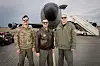 Mannskapet på turen er 1Lt. Sam Kendall (pilot), Capt Trevor Keeney (pilot) og MSgt. Alex Narveson, Boom operator. Foto: Eirik Helland Urke