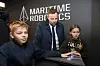 Næringsminister Torbjørn Røe Isaksen får et innblikk i fjernstyring og autonomi av Mateo (12) og Selma (10). Foto: Tore Stensvold