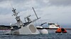 KNM Helge Ingstad stikker bare så vidt over vann. Kystverkets oljevernfartøy OV Utvær i bakgrunnen.