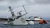KNM Helge Ingstad stikker bare så vidt over vann. Kystverkets oljevernfartøy OV Utvær i bakgrunnen.