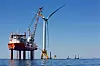 Her installerer Fred. Olsens installasjonsskip Brave Tern USAs første havvindturbin. Foto: Deepwater Wind