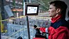 Avansert kran: Morten Snyen Stangeland er operatør i Hydros pilotanlegg på Karmøy og styrer fra denne cockpiten de fleste arbeidsoperasjoner som gjennomføres i driften i elektrolysehallen.