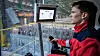 Avansert kran: Morten Snyen Stangeland er operatør i Hydros pilotanlegg på Karmøy og styrer fra denne cockpiten de fleste arbeidsoperasjoner som gjennomføres i driften i elektrolysehallen.