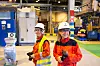 Motiverende: – Vi må møte de unge på deres arena. Bruk av spillteknologi kan virke motiverende, sier Ingrid Heradstveit Guddal som er fabrikksjef ved Hydros metallverk på Karmøy. Til venstre ser vi Amanda Bowles, enhetsleder i pressboltstøperiet. Foto: Marius Motrøen, Hydro