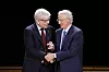 Paul Romer (t.v.) fikk nobelprisen i økonomi fordi han har implementert teknologiens betydning for økonomisk vekst, mens William D. Nordhaus fikk den for å ta klimaendringene inn i sine beregninger.
