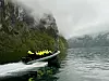 En elbåt med 12 passasjerer på vei utover Geierangerfjorden mot De syv søstre. Foto: Jan M Moberg