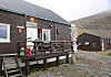 Havet kommer stadig nærmere Hopen meteorologiske stasjon på Svalbard, og det er usikkert hvor lenge bygningene står trygt. Bildet er tatt for noen år siden.