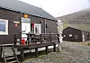 Havet kommer stadig nærmere Hopen meteorologiske stasjon på Svalbard, og det er usikkert hvor lenge bygningene står trygt. Bildet er tatt for noen år siden.