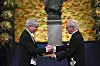 Paul Romer (t.v.) får tildelt Nobelprisen i økonomi av kong Carl Gustaf i 2018. Foto: Pontus Lundahl/TT/NTB