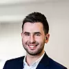 Direktør for strategi og kommunikasjon i Corvus Energy, Anri Håvard Hebib, synes budsjettforliket mellom SV og regjeringen har positiv retning, men venter spent på detaljene som kommer i revidert nasjonalbudsjett til våren. Foto: Corvus/Roy Bjørge 2022
