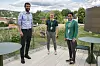 Administrerende direktør i Fortum Oslo Varme Eirik Folkvord Tandberg sammen med sivilingeniørstudentene Ina Charlotte Berntsen og Jenusiyia Srisgantharajah som har sommerjobb i Fortum Oslo Varme. Foto: Tuva Strøm Johannessen