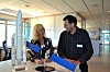 Overdragelse: Thor 7s programdirektør Oddveig Tretterud signerer Telenors overtakelse av satellitten fra Executive Program Director i Space Systems Loral (SSL) Mark McLaren.