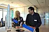 Overdragelse: Thor 7s programdirektør Oddveig Tretterud signerer Telenors overtakelse av satellitten fra Executive Program Director i Space Systems Loral (SSL) Mark McLaren.