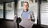 Bjørn Atle Remme med eksempler på moderne SBS-baserte produkter som egner seg for flate tak. Remme er oppgitt over at for mange i byggenæringen mangler kunnskaper om moderne taktekkingsprodukter. Foto: Eirik Helland Urke