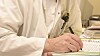 Dette bildet av en sykehuslege ved Ullevål sykehus som fører en pasientjournal for hånd, er tatt våren 2000. Men vi er ennå langt fra at de digitale systemene i helse-Norge fungerer som de bør, mener TUs kommentator.
