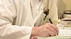 Dette bildet av en sykehuslege ved Ullevål sykehus som fører en pasientjournal for hånd, er tatt våren 2000. Men vi er ennå langt fra at de digitale systemene i helse-Norge fungerer som de bør, mener TUs kommentator.