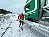 Atle Moen i SVB veisikring monterer rekkverk på Holmbrua. Natt til torsdag åpner Statens vegvesen og entreprenørfelleskapet Hæhre/Isachsen den nye motorveien på Hadeland. Foto: Per Kollstad/Statens vegvesen