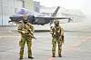 De vervede vaktsoldatene Filip og Emma passer på det norske F-35A-flyet som ble vist fram for norsk og polsk presse under den norske mediedagen ved flybasen ved Poznań i Polen i forrige uke.