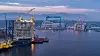 Prosessplattformen (til venstre) og boligplattformen (midten) til Johan Sverdrup-feltet er nå klare til å installeres. I løpet av kort tid vil verdens største konstruksjonsfartøy løfte dem på pass. Helt til høyre i bildet ligger også Njord-plattformen.