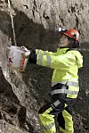 Lindvåg under ett av mange forsøk på å tette tunnelen. Foto: Statens Vegvesen