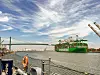 Containerskipet Ever Mach med Vincent Thomas-brua i bakgrunnen. Bildet er tatt fra dekket på USS Iowa i 2025. Foto: Wikimedia Commons/CC-Zero