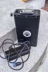 Batteri og lader: Batterier på 1,2 kWh er en svær sak. Det er plass til to slike under setet, men da mister den portable laderen plassen og mopeden må lades med den innebygde. Foto: Odd. R. Valmot