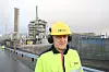 Den høye CO2-konsentrasjonen gjør at fangstanlegg ved sementfabrikker blir mer kompakt, mindre energikrevende og dermed billigere enn for kull- og gasskraft, ifølge teknologileder Oscar Graff i Aker Solutions. Han utelukker imidlertid ikke at selskapet vil komme tilbake for ny testing ved TCM Mongstad (i bakgrunnen).