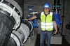 Det er solide dimensjoner på rørene og pumpene som henter inn saltvann fra 23 meters dyp oppe i Glomma. Sivilingeniør Ketil Fjeld er leder for de tekniske anleggene. Foto: Terje Øygard
