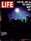 Northeastern US kraftnett: En tabbe førte til black-out. LIFE hadde black-outen i New York i 1965 på forsiden rett etterpå.