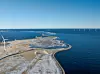 Sørøstre kyststripe av den nye halvøya Lynetteholm i januar 2026. Holmen like bak er det gamle Middelgrundsfortet, i sin tid verdens største sjøfort, som ikke fikk løsnet varselskudd mot tyske skip 9. april 1940. Foto: By&Havn