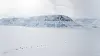 Økt turisme stiller høyere krav til beredskapen på Svalbard. Selv mindre ulykker kan utløse store redningsressurser. Her ser vi et snøscooterfølge på vei over fjorden. Foto: Eirik Helland Urke