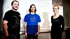 Ørjan Olsen (til venstre), Kim-Robert Sommerseth og Else-Marie Prytz mener det er en gavepakke at de får muligheten til å ta ingeniørstudier på Svalbard. Lærer Frode Benjaminsen, som underviser fra Narvik, kan skimtes oppe til høyre.