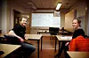 Ørjan Olsen og Else-Marie Prytz følger undervisningen på storskjerm. Læreren sitter i Narvik, over 1000 kilometer unna.