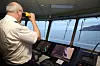 Kaptein Ole Johan Andreassen på Nordlys ser en liten fiskebåt på vei ut en uvanlig stille dag ved Stad. Bilde: Tore Stensvold