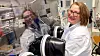 På NTNUs Institutt for materialteknologi, lager professor Ann Mari Svensson og kollegene hennes små testbatterier fra grunnen av. – Etter å ha jobbet med litiumionbatterier i mange år, prøver vi nå å lage batterier som bruker kun aluminium og grafitt. Det er vesentlig billigere enn litium, forteller Svensson.