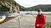Sjarkfisker Svein Osmundvåg håper tunnelmasser fra Stad skipstunnel kan brukes til å utvikle denne kaien i Lestovika. Tunnelinnslaget i Moldefjorden mot sør er planlagt ved den røde sjøbua til venstre for Osmundsvågs hode. Foto: Jørn-Arne Tomasgard
