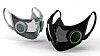 Razer er kjent for spillutstyr, og de har nå lansert en N-95-maske med aktiv ventilasjon. Masken desinfiseres automatisk i en egen eske som også fungerer som en lader. Masken er gjennomsiktig, slik at man kan se og lese munnen.