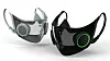 Razer er kjent for spillutstyr, og de har nå lansert en N-95-maske med aktiv ventilasjon. Masken desinfiseres automatisk i en egen eske som også fungerer som en lader. Masken er gjennomsiktig, slik at man kan se og lese munnen.