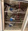 Litiumion-batterier er ekstremt følsomme for temperatur og fuktighet. Testing må derfor gjøres under kontrollerte forhold. Batteriene holdes i press for å unngå at de sveller ut under lading. Foto: Ingebjørg Hestvik/Gemini.no