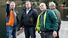Terje Skjeppestad (med sort boblejakke) ser tunnelinnslaget for Stad skipstunnel i Kjøde for første gang med egne øyne. Til venstre Bård Solberg i Multiconsult som er rådgiver for Kystverket, til høyre daglig leder Olav Steimler i næringsutviklingsselskapet Stad Vekst. I bakgrunnen Arne Steinsvik i Nordplan.