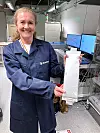 På Sintefs laboratorier i Trondheim blir batterier ladet opp og ut igjen, på nytt og på nytt og på nytt. – Man må gjennom flere år med testing og verifisering, sier seniorforsker Fride Vullum-Bruer. Foto: Ingebjørg Hestvik/Gemini.no