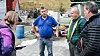 Fiskebåtreder Rune Hovden understreket viktigheten av god kommunikasjon med lokalbefolkningen da han møtte den nye prosjektlederen i Stad skipstunnel Terje Skjeppestad (t.h.) på egen kai, rett ved tunnelinnslaget i Kjøde. Til venstre rådgiver Hanne Marie Utvær i Stad kommune, til høyre Olav Steimler i Stad Vekst.