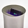 Desinfeksjon og lading har blitt en ny hot kombinasjon. Her plasserer du telefonen i en vaselignende eske fra Lexon, som desinfiserer telefonen med UV-lys mens du lader den.