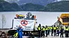 Demonstranter lenket seg fast med kjetting for å stanse etableringen av gruveprosjektet i Førdefjorden. Nordic Mining har fått konsesjon til å deponere 250 millioner tonn gruveavfall i sjøen.