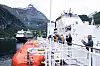 Havila castor seiler utslipspfritt med batterier inn til Geiranger mens et tysk cruiseskip ligger for anker med dieselaggregater gående og ekosen stigende. Foto: Martin Giskegjerde