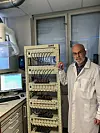 Bygger fremtiden: Rune Wendelbos selskap Graphene Batteries har egne batteritester hvor de lader opp og lader ut et stort antall knappeceller. Selskapet har utviklet en metode for å produsere grafenblanidnger praktisk og rimelig. Det tror de kan bli det som skal til for å bygge fremtidens batterier sammen med svovel. Foto: Graphene Batteries